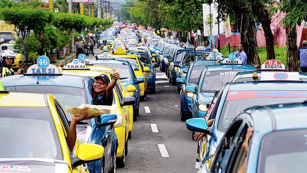 Para tukang ojek pangkalan, pengemudi taksi, pengemudi angkutan umum, dan tukang becak di Purwokerto, Jawa Tengah,  kembali menggelar demonstrasi untuk menolak kehadiran ojek berbasis aplikasi dalam jaringan, Selasa (17/10). Pada Juli lalu, mereka juga menggelar aksi serupa.