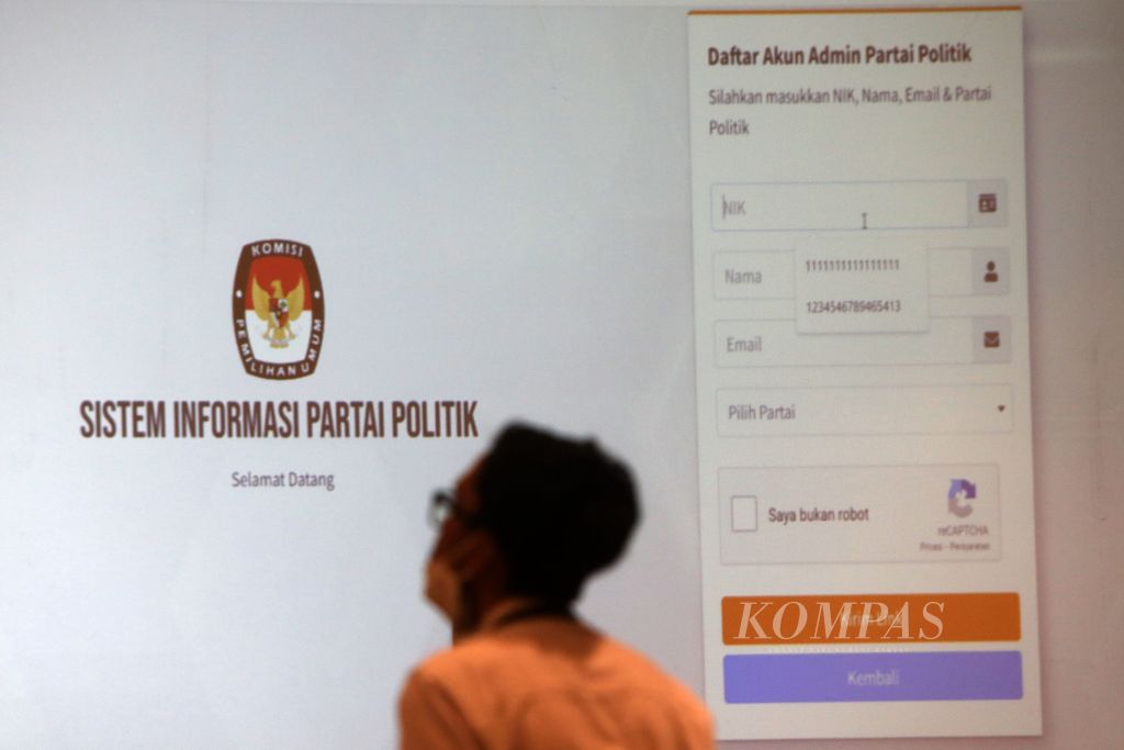 Tampilan layar dalam Sistem Informasi Partai Politik (Sipol) yang dipresentasikan petugas KPU saat uji coba Sipol di Jakarta, Kamis (9/6/2022). 