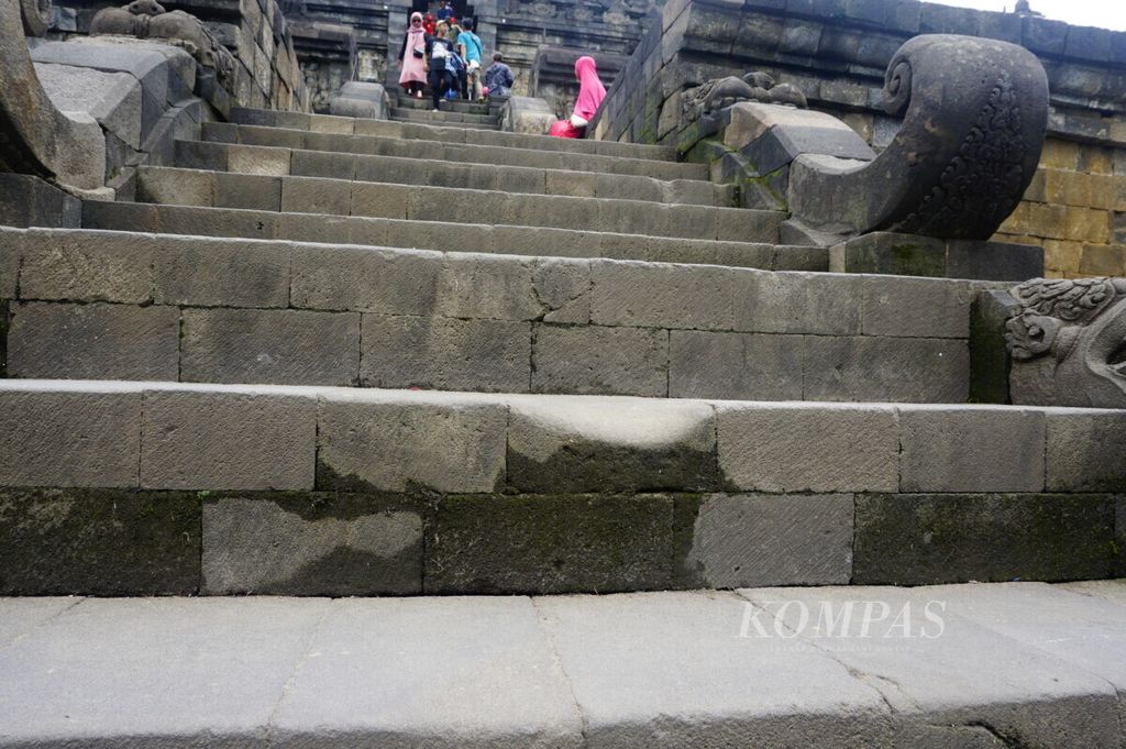 Batuan candi di bagian tangga Candi Borobudur, yang mulai aus, cekung, dan licin karena pijakan ribuan kaki wisatawan setiap hari, Rabu (1/4/2020).