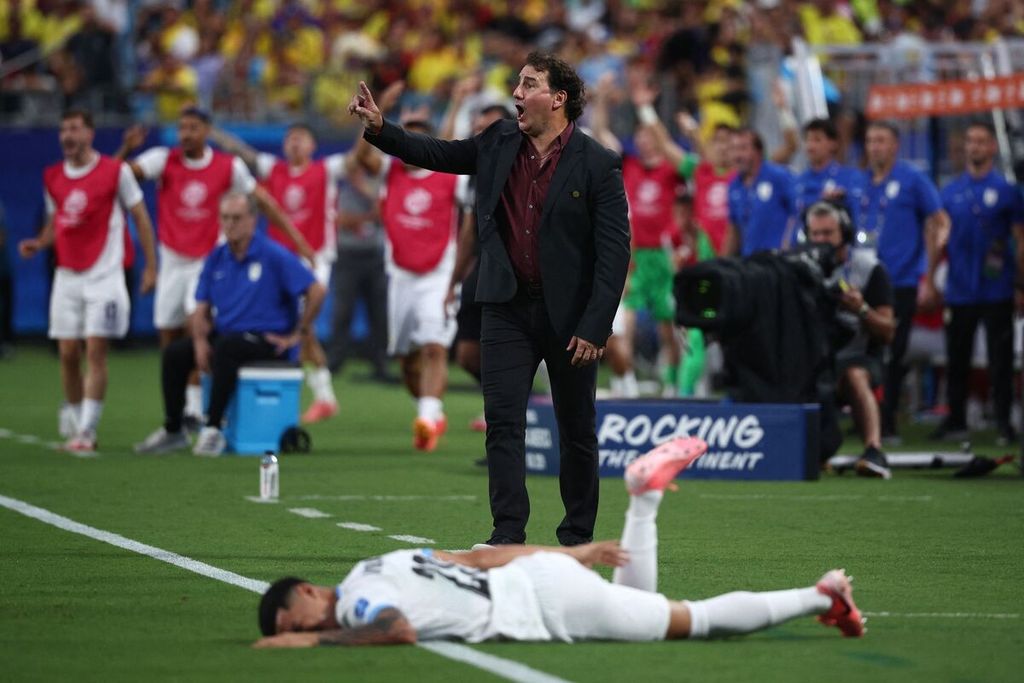 Nestor Lorenzo, Pelatih Kepala Kolombia, memberikan instruksi kepada para pemainnya pada laga semifinal Copa America 2024 melawan Uruguay di Stadion Bank of America, Charlotte, North Carolina, Kamis (11/7/2024) pagi WIB.