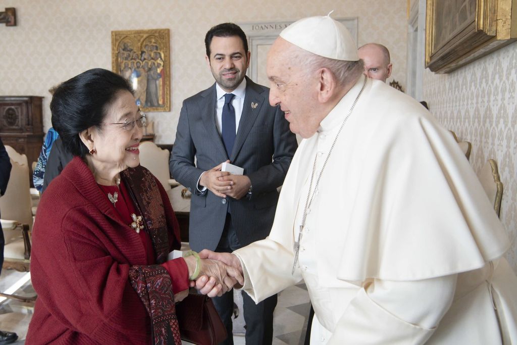 Presiden ke-5 RI Megawati Soekarnoputri bersalaman dengan Paus Fransiskus, Kepala Negara Vatikan sekaligus pemimpin tertinggi Gereja Katolik, di Istana Kepausan, Vatikan, Senin (18/12/2023) pagi waktu setempat. 