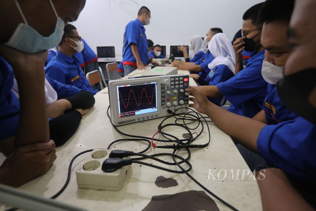 Siswa jurusan teknik elektronika mengikuti pembelajaran tatap muka dengan alat peraga di SMKN 26, Rawamangun, Jakarta, Senin (18/7/2022). Pendidikan kejuruaan berbasis vokasi dengan porsi praktik yang lebih dominan sangat membutuhkan kehadiran siswa dan ketesediaan laboratorium serta alat peraga.
