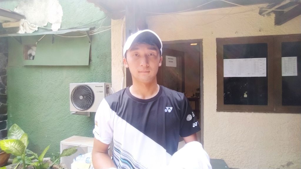 Petenis Jepang Renta Tokuda menceritakan kesulitannya setelah kalah melawan petenis Perancis Arthur Weber, 1-6, 2-6, pada babak semifinal Turnamen Tenis Internasional Medco Energi 2022, di lapangan tenis Hotel Sultan, Jakarta, Sabtu (29/10/2022).