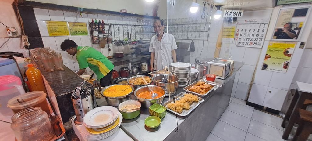 Warung Lama H Ridwan berdiri hampir 11 dekade di Pasar Besar Malang, Jawa Timur. Sejak awal mempertahankan menu nasi rawon, nasi gule, dan sate komoh, yang semuanya berbahan dasar daging sapi.