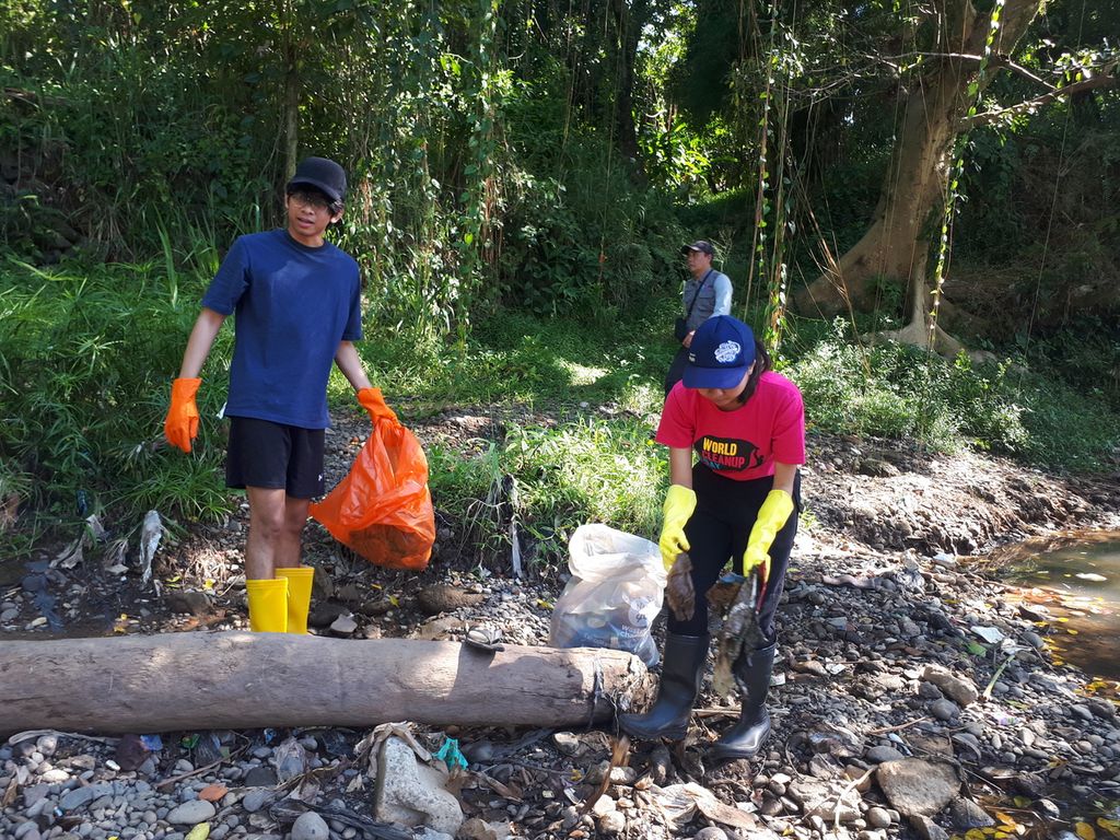 Kreator konten Turah Parthayana dan anggota WCDI membersihkan Sungai Ciliwung di titik Delta 15, Bogor Utara, Kota Bogor, Jawa Barat, Sabtu (14/1/2023).