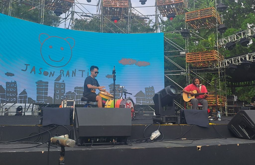 Jason Ranti atau biasa dipanggil Jeje (kanan) melantunkan lagu ”Kadang Jakarta Jadi Ungu” di Forest Stage, Synchronize Fest, Jiexpo, Kemayoran, Jakarta Pusat, Minggu (6/10/2024).