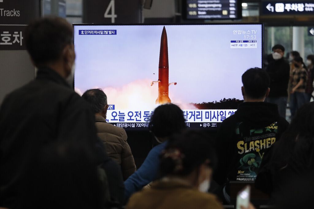 Masyarakat menonton tayangan televisi tentang peluncuran rudal Korea Utara saat program berita  di Stasiun Kereta Suseo di Seoul, Korea Selatan, 25 Maret 2021. 