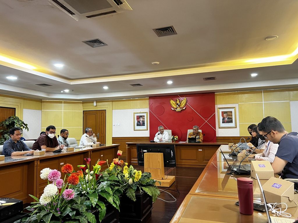Deputi Bidang UKM Kementerian Koperasi dan UKM Hanung Harimba Rachman saat rapat pembahasan thrifting bersama idEA, Tokopedia, TikTok, dan Blibli di Kantor Kementerian Koperasi dan UKM, Jakarta, Kamis (16/3/2023).