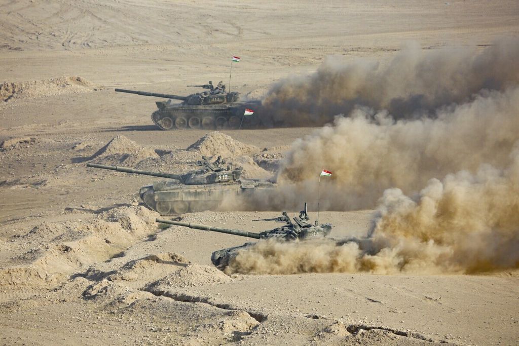 Tank Tajikistan terlibat dalam latihan militer gabungan bersama Rusia serta Uzbekistan, di Harb-Maidon, Tajikistan, 10 Agustus 2021.