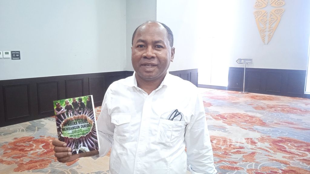 Kepala Perwakilan Komnas HAM Wilayah Papua, Frits Ramandey, dalam peluncuran buku berjudul <i>Membuka Ruang Membangun Dialog</i> di Jayapura, Papua, Selasa (23/5/2023).