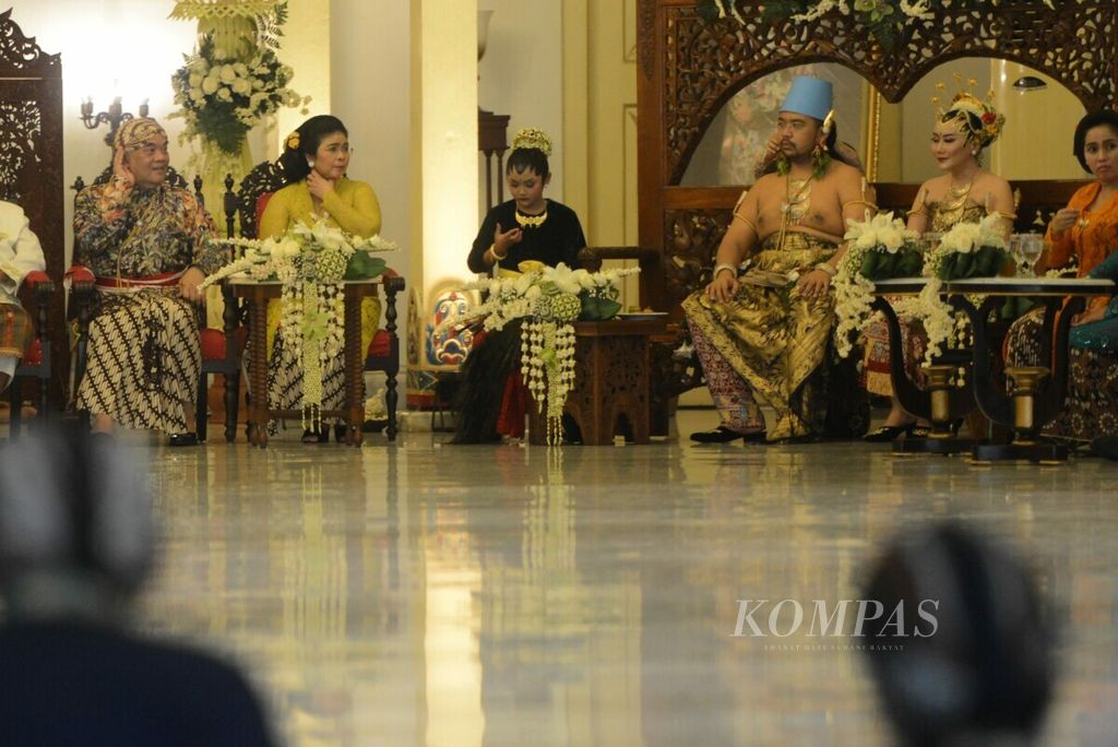 Kanjeng Gusti Adipati Aryo (KGPAA) Paku Alam X (kiri) menggelar acara <i>dhaup ageng</i> atau pernikahan agung Bendoro Pangeran Haryo (BPH) Kusumo Bimantoro (ketiga dari kanan) dan Maya Lakshita Noorya (kanan) di Pura Pakualaman, Yogyakarta, Sabtu (5/1/2019). BPH Kusumo Bimantoro adalah putra pertama dari KGPAA Paku Alam X yang merupakan pemimpin di Kadipaten Pakualaman sekaligus Wakil Gubernur Daerah Istimewa Yogyakarta.
