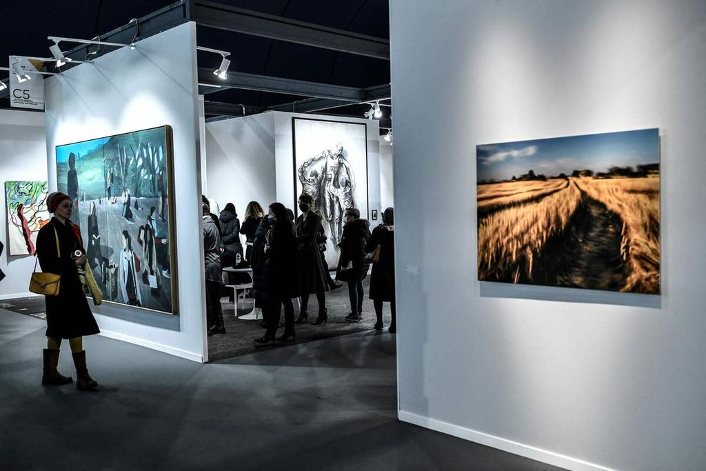 Para pengunjung menghadiri pembukaan pameran lukisan ”Art Paris”  di Grand Palais Ephemere, Paris, Perancis, 6 April 2022. 