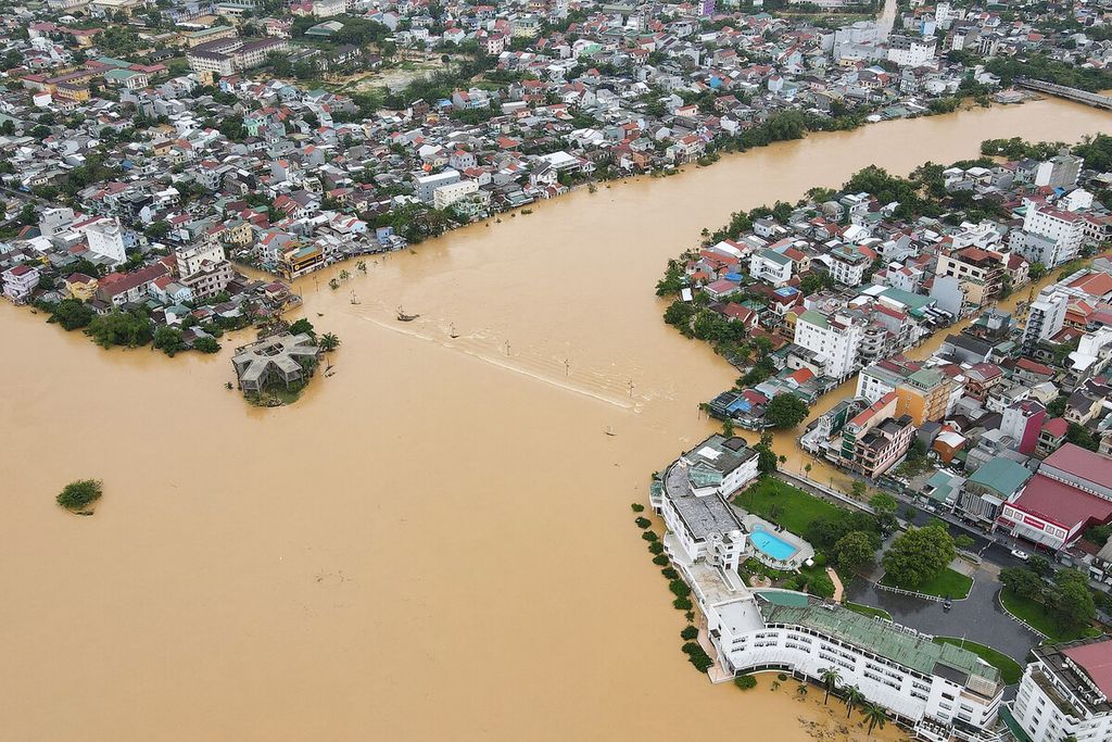 Foto udara menunjukkan kota Hue di Vietnam tengah terendam banjir yang disebabkan hujan lebat, Selasa (12/10/2021). 