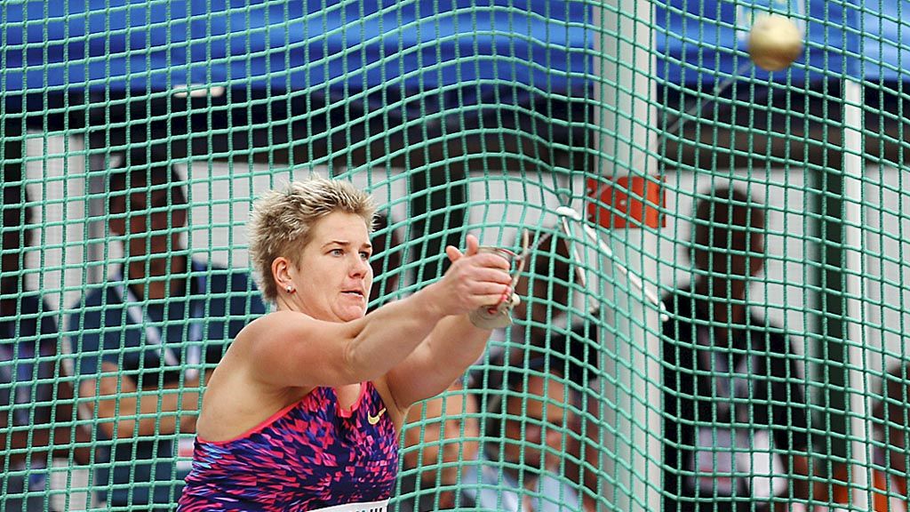 Atlet putri  Polandia, Anita Wlodarczyk, melontarkan martil pada kejuaraan atletik  Golden Spike 2017   di Ostrava, Ceko, Selasa (27/6). Wlodarczyk meraih medali emas setelah mencatat lontaran sejauh 79,72 meter. Lontaran itu sekaligus memecahkan rekornya di ajang yang sama tahun lalu, yakni 78,54 meter.  