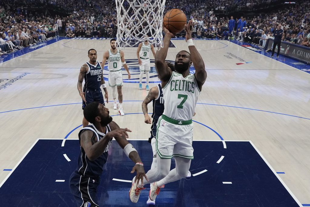 Pemain Boston Celtics Jaylen Brown mencoba memasukkan bola melewati pemain Dallas Mavericks Kyrie Irving dalam pertandingan keempat final NBA di Stadion American Airlines Center, Dallas, Sabtu (15/6/2024) WIB. Mavericks mengalahkan Celtics, 122-84, dan menunda pesta juara Celtics yang telah unggul 3 laga.