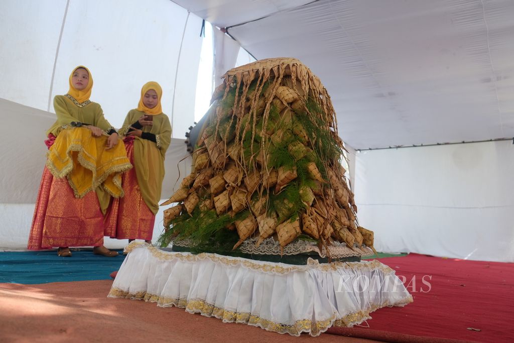 Topat Agung pada tradisi Lebaran Topat di Makam Bintaro, Ampenan, Kota Mataram, 2019.