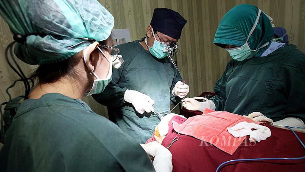 Operasi bedah plastik di klinik D'Elegance di kawasan Gandaria, Jakarta. Permintaan bedah plastik meningkat seiring tren kecantikan ala Korea. 