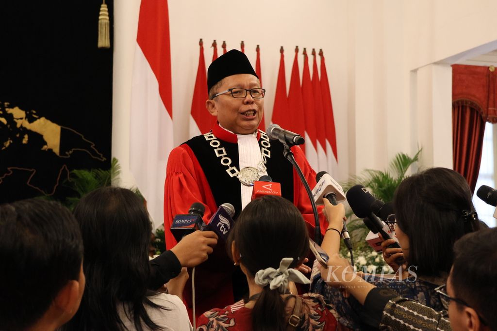 Hakim Konstitusi Arsul Sani memberikan keterangan kepada wartawan seusai mengucapkan sumpah di Istana Negara, Jakarta, Kamis (18/1/2024).