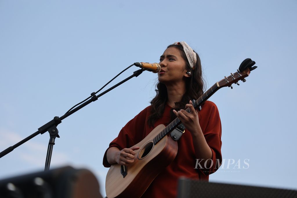 Penyanyi Dere tampil pada hari kedua ajang Prambanan Jazz Festival di kompleks Candi Prambanan, Sleman, DI Yogyakarta, Sabtu (2/7/2022).