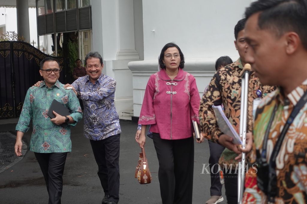 Menteri Keuangan Sri Mulyani Indrawati (ketiga dari kiri) di Kompleks Istana Kepresidenan, Jakarta, seusai mengikuti rapat internal lanjutan tentang rancangan undang-undang kekhususan Jakarta, Jumat (19/1/2024).