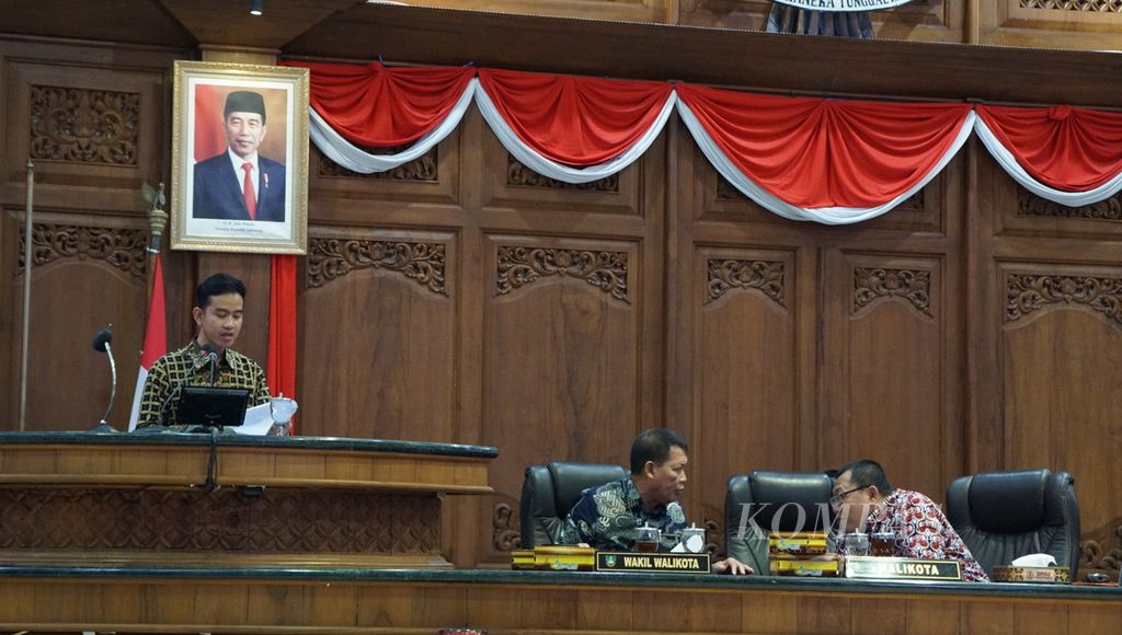 Wali Kota Surakarta Gibran Rakabuming Raka (kiri) membacakan jawaban mengenai rancangan peraturan daerah sewaktu rapat paripurna di DPRD Kota Surakarta, Jawa Tengah, Selasa (24/10/2023). 