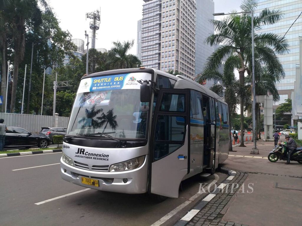 Bus JR Connexion (Jabodetabek Residence) trayek Summarecon Mall Serpong–fx Sudirman sedang menunggu jam keberangkatan selanjutnya di Halte fx Sudirman, Rabu (24/1/2018) pagi. 