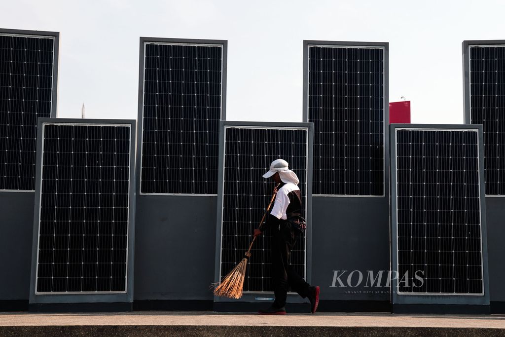 Sejumlah panel surya terpasang di halaman Kompleks Parlemen, Senayan, Jakarta, Rabu (30/8/2023). Taman energi yang diberi nama Monumen Energi Surya Indonesia ini memiliki total daya terpasang sebesar 150,48 kilowatpeak (KWp). Selain membuat taman energi, DPR juga membangun pembangkit listrik tenaga surya untuk memenuhi tambahan kebutuhan energi di Kompleks Parlemen. 