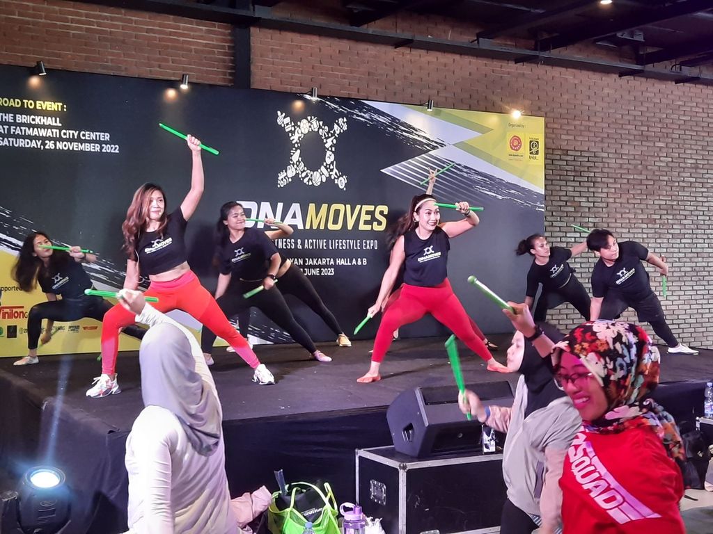 Peserta<i> pound fitness</i> sedang mengikuti gerakan instruktur dalam rangkaian DNA Moves di Fatmawati City Centre, Jakarta, Sabtu (26/11/2022). Kelas ini ramai peminat karena promosi <i>pound fitness</i> yang gencar di media sosial.