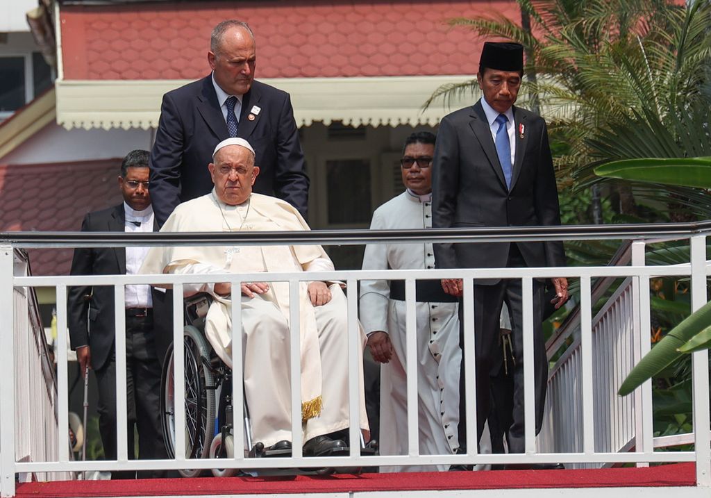 Presiden Joko Widodo dan Paus Fransiskus berjalan menuju Istana Negara untuk mengikuti pertemuan dengan korps diplomatic dan tokoh agama yang dilaksanakan di Istana Negara, Jakarta, Rabu (4/9/2024). 