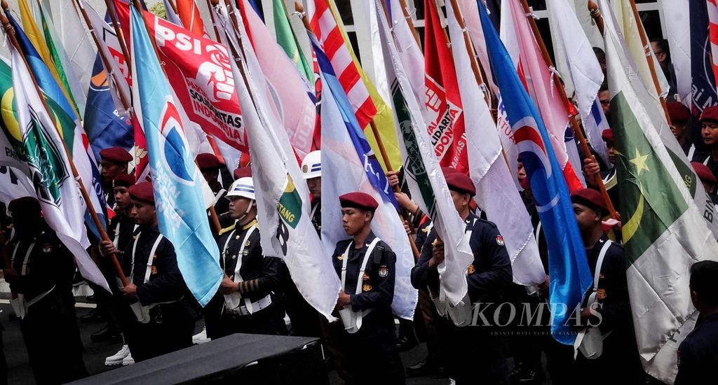 Suasana barisan saat Kirab Bendera Partai Politik yang mengisi acara Deklarasi Kampanye Pemilu Damai Tahun 2024 di halaman Kantor Komisi Pemilihan Umum (KPU), Jakarta, Senin (27/11/2023). 
