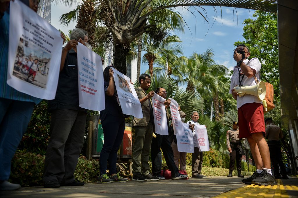 Seorang peserta aksi berorasi dengan mengenakan seragam sekolah dasar di depan Balai Kota DKI Jakarta, Selasa (20/6/2023). 