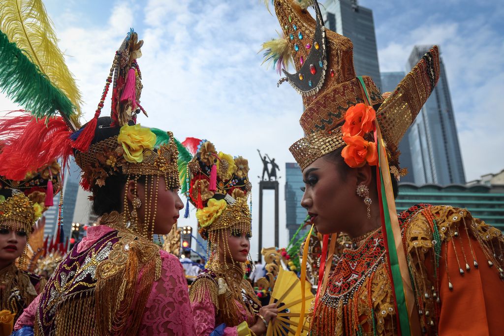 Peserta parade berbincang dalam acara Kick Off Keketuaan ASEAN Indonesia 2023 di Bundaran HI, Jakarta, Minggu (29/1/2023). Presiden Joko Widodo resmi membuka keketuaan Indonesia di ASEAN 2023. Acara tersebut menjadi pembuka dari rangkaian kegiatan Konferensi Tingkat Tinggi (KTT) ASEAN pada Mei 2023 di Labuan Bajo dan KTT ASEAN Plus di Jakarta pada September 2023. 