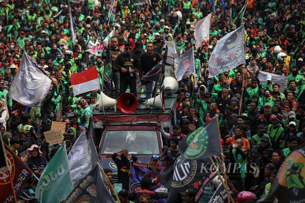 Para pengemudi ojek <i>online</i> atau ojek daring melakukan unjuk rasa di kawasan Patung Kuda Wijaya, Jakarta, Kamis (29/8/2024).