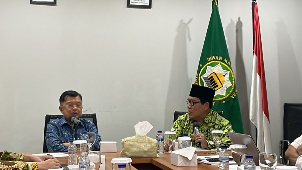 Ketua Umum Dewan Masjid Indonesia Jusuf Kalla saat penandatanganan surat edaran pemilu damai di Jakarta, Rabu (7/2/2024).