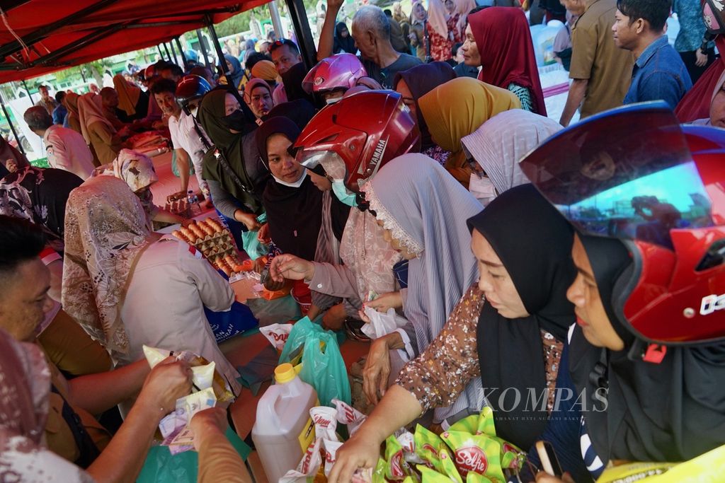 Warga mengantre beras dan pangan murah di Kendari, Sulawesi Tenggara, Selasa (27/2/2024). Harga beras di Kendari dan wilayah lainnya terus melonjak. Kenaikan tertinggi terjadi di Wakatobi yang mencapai Rp 1 juta untuk 50 kilogram. 