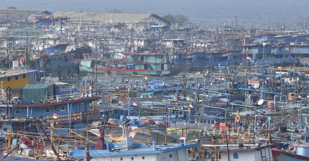 Kapal-kapal pencari ikan bersandar di Pelabuhan Nizam Zachman, Muara Baru, Jakarta, Senin (20/6/2022). Sebagian besar pemilik usaha kapal perikanan memilih untuk tidak melaut atau mengurangi jumlah kapal yang beroperasi karena mahalnya BBM. 