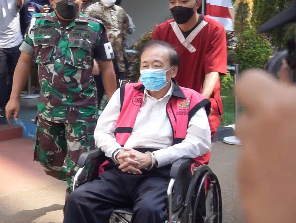 Koruptor Surya Darmadi setelah diperiksa di Kantor Kejaksaan Agung RI, Jakarta, Kamis (18/8/2022).