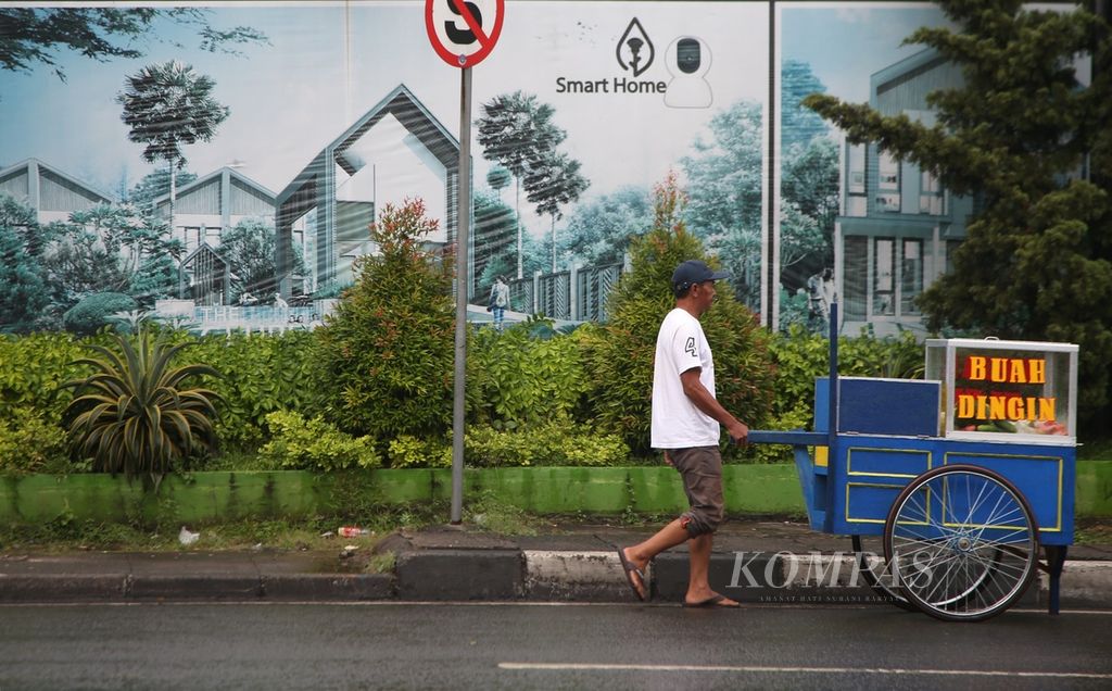 Iklan penawaran rumah tapak terpasang di sebuah komplek residensial baru di kawasan Ciputat, Tangerang Selatan, Banten, Sabtu (25/6/2022). Pasar properti residensial diprediksi akan terus bergerak tahun 2022. Minat investasi diperkirakan tumbuh dengan dominasi hunian tapak. 