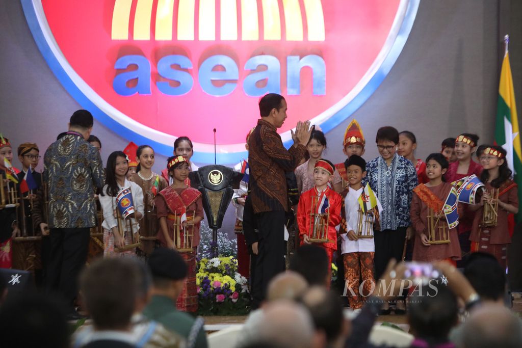 Presiden Joko Widodo bersama Sekretaris Jenderal ASEAN Kao Kim Hourn dan Menteri Luar Negeri Retno P Marsudi menyapa pelajar dari Sekolah Perkumpulan Mandiri Jakarta saat peringatan HUT Ke-56 ASEAN di Gedung Sekretariat ASEAN, Jakarta, Selasa (8/8/2023). 