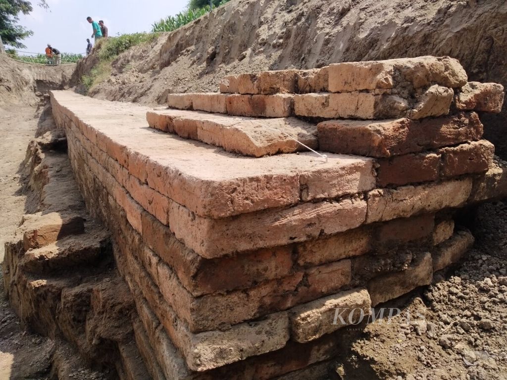 Struktur bata yang telah ditemukan lalu digali dan diukur oleh tim arkeologi di Dusun Sumbergayu, Desa Klurahan, Kecamatan Ngronggot, Kabupaten Nganjuk, Jawa Timur, Jumat (22/11/2019).