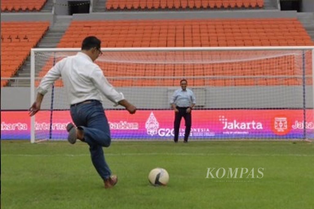 Tangkapan layar unggahan Gubernur Jawa Barat Ridwan Kamil saat memenuhi undangan Gubernur DKI Jakarta Anies Baswedan untuk berlatih tanding di lapangan sepak bola Jakarta International Stadium.