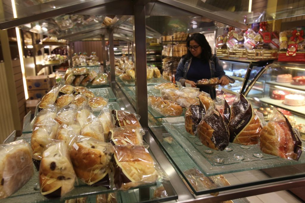 Beragam roti dijual di toko roti Indra di Jalan Pesanggrahan, Kembangan, Jakarta, Jumat (17/1/2020). Pemerintah menyatakan akan mengratiskan biaya sertifikasi halal bagi produk usaha kecil dengan syarat omzet dibawah Rp 1 Miliar Rupiah per tahun. 