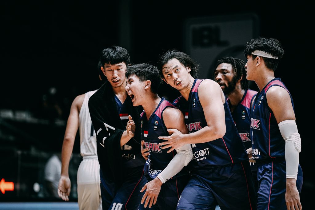 Para pemain Rans PIK Basketball merayakan kemenangan atas Evos Thunder, 57-49, pada laga di Hall Basket Senayan, Jakarta, Minggu (20/3/2022). Lewat kemenangan itu, Rans PIK yan merupakan tim debutan memperbesar peluang lolos ke <i>playoff </i>musim ini