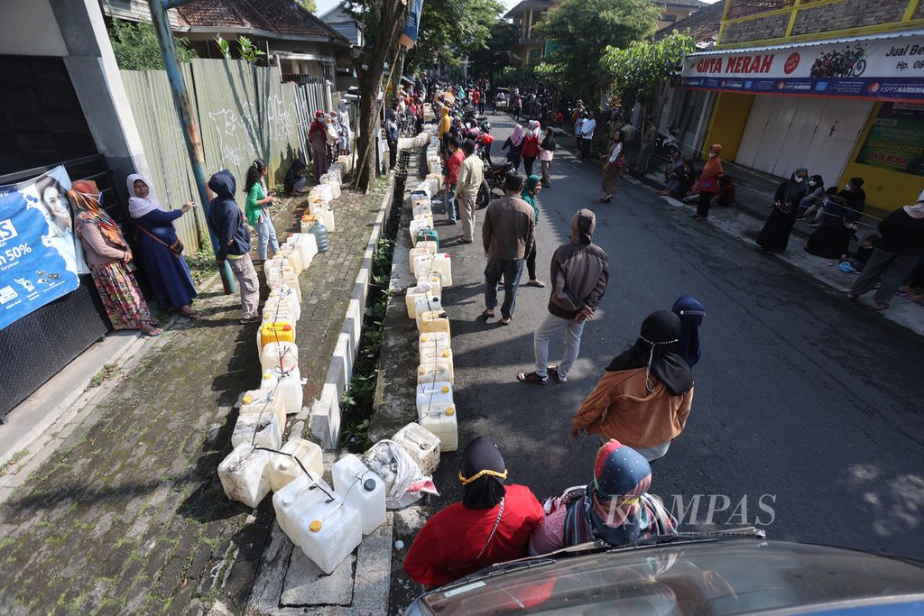 Warga antre untuk membeli minyak goreng curah di salah satu penyalur di ibu kota Kabupaten Temanggung, Jawa Tengah, 14 April 2022. 