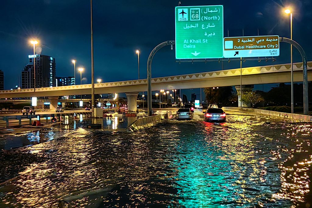 Kendaraan melaju di sepanjang jalan yang banjir setelah hujan lebat di Dubai pada awal 17 April 2024. Dubai, pusat keuangan Timur Tengah, lumpuh akibat hujan deras yang menyebabkan banjir.