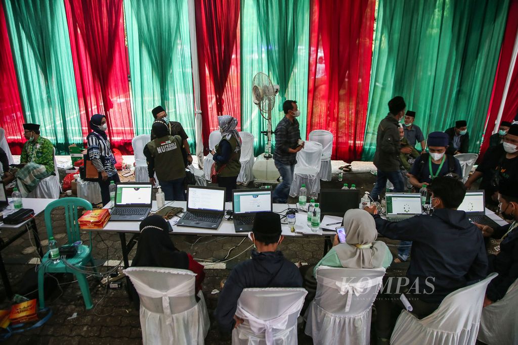 Suasana registrasi peserta Muktamar Ke-34 Nahdlatul Ulama (NU) di Universitas Lampung, Bandar Lampung, Lampung, Selasa (21/12/2021). Jumlah peserta yang mengikuti Muktamar Ke-34 NU mencapai 1.959 orang.