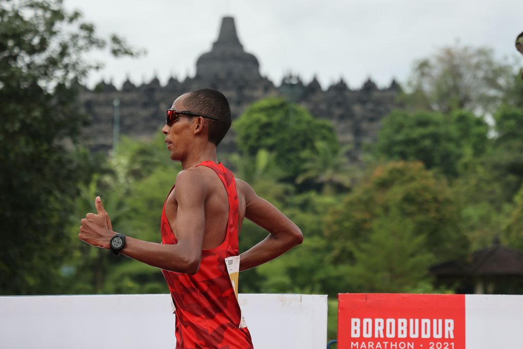 Pelari kelas elite putra Agus Prayogo mengikuti lomba lari maraton kelas elite Borobudur Marathon 2021 Powered by Bank Jateng di kompleks Candi Borobudur, Magelang, Jawa Tengah, Sabtu (27/11/2021). Agus finis pertama dengan catatan waktu 2 jam 32 menit 21 detik.
