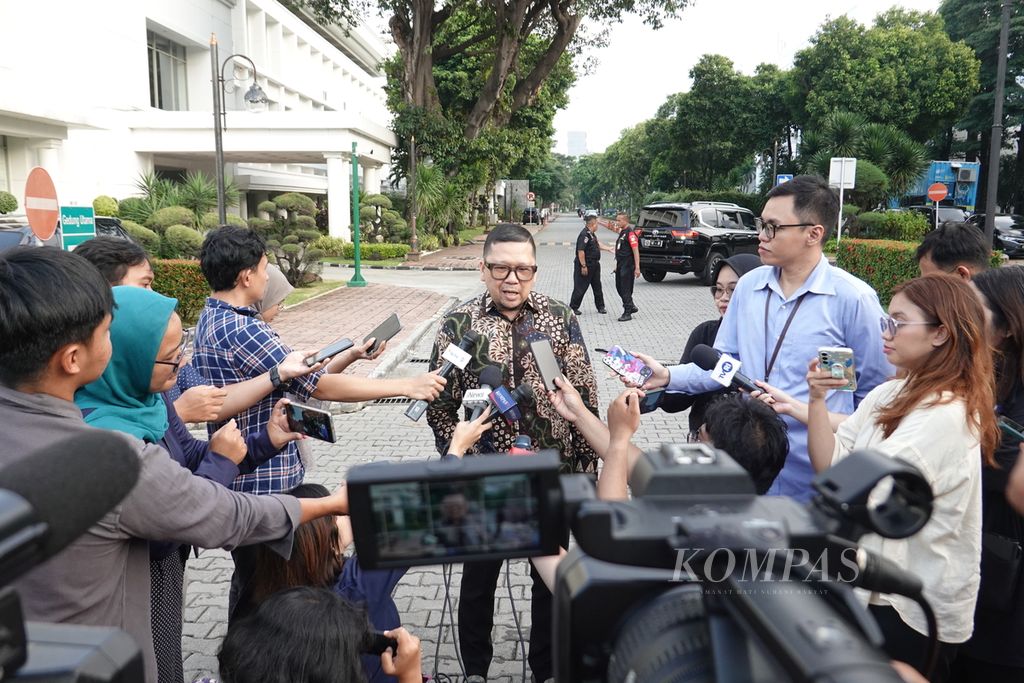 Chairman of Commission II of the DPR, Ahmad Doli Kurnia Tandjung, gave a press statement following a casual meeting with State Secretary Minister Pratikno at the Office of the Ministry of State Secretariat, Jakarta, on Thursday (25/4/2024).