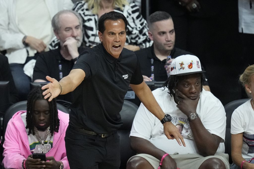 Pelatih Miami Heat Erik Spoelstra memberikan instruksi ke pemainnya saat menghadap9i Denver Nuggets pada gim ketiga final NBA 2023 di Kaseya Center, Kamis (8/6/2023) waktu Indonesia, di Miami, Florida, Amerika Serikat. Nuggets menang, 109-94. 