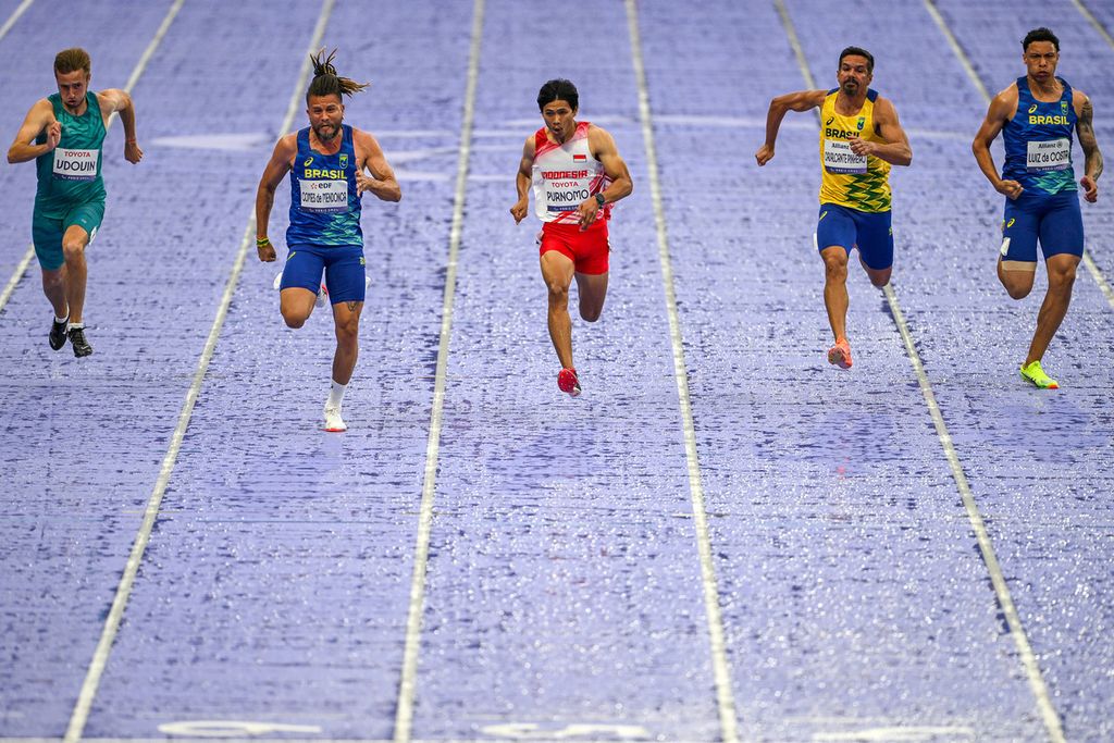 Pelari Indonesia Saptoyogo Purnomo (tengah) berlaga pada final nomor 100m putra T37 Paralimpiade Paris di Stade de France, Saint Denis, Prancis, Jumat (30/08/2024). Saptoyogo meraih medali perak dan memecahkan rekor Asia dengan catatan waktu 11,26 detik.